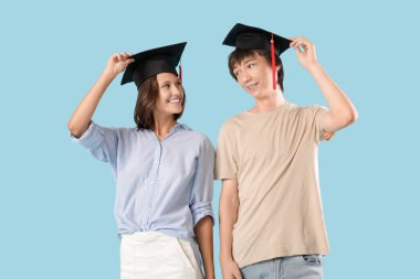 Mavi arka planda mezun olan öğrenciler