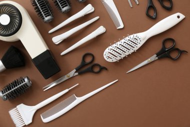 Kahverengi arka planda kuaför aksesuarları.