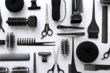 Beyaz arka planda farklı kuaför aksesuarları