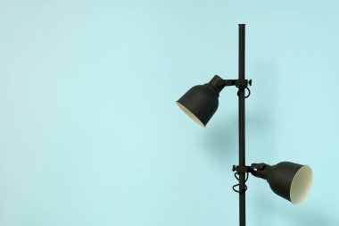 Odadaki mavi duvarın yanındaki lamba. Yakın çekim.