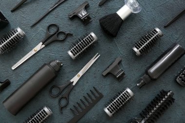 Koyu grunge arka planda kuaför aksesuarları.