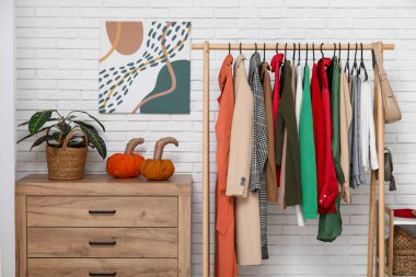 Modern soyunma odasının şık iç mekanı.