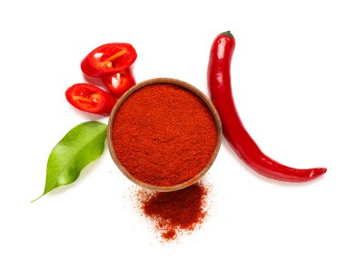 Kırmızı biber ve beyaz arka planda bir kase toprak. Üst görünüm