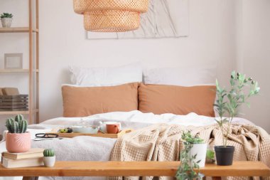 Kahvaltılı, raflı ve yatak odasının içinde büyük rahat bir yatak.