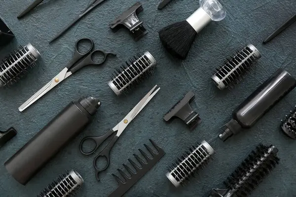 Koyu grunge arka planda kuaför aksesuarları.