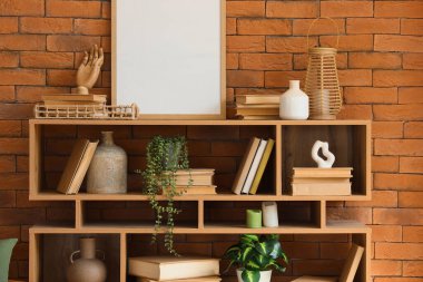 Ev kütüphanesinin iç kısımlarında dekoru, çiçekleri ve kitapları olan raf ünitesi.