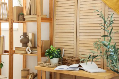 Raflama ünitesi, bank, katlama ekranı ve modern odanın iç kısımlarında ev bitkileri