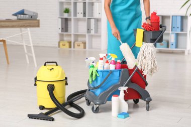 Hamal, elektrikli süpürge ve temizlik malzemeleri.