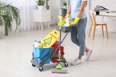 Tramvaylı hademe, paspas ve uyarı levhası.