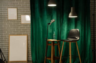 Dışkı, mikrofon ve parlayan lambalarla stand-up görüntüsü