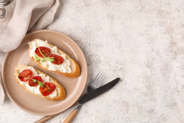 Beyaz arka planda ricotta soslu lezzetli domates bruschetta.