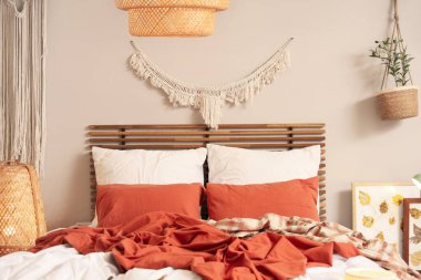 Sonbahar süslemeleri ve büyük yataklı şık bir yatak odası.