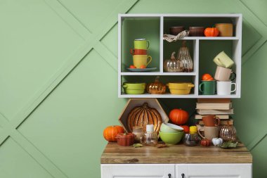 Raflar bulaşık takımı ve kabaklar yeşil duvarda