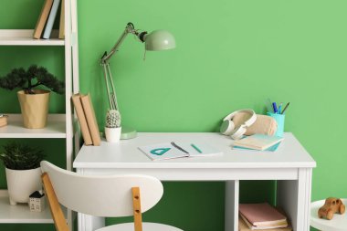 Çocuk odasında okul kırtasiyesi olan işyeri