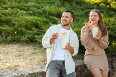 Genç meslektaşlarım öğle arasında dışarıda Asya eriştesi yiyorlar.