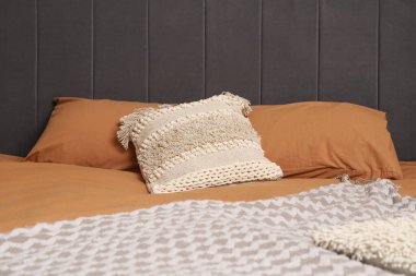 Yatak odasında yastıklar olan büyük, rahat bir yatak. Yakın çekim.