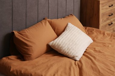 Yatak odasında yastıklar olan yumuşak, rahat bir yatak. Yakın çekim.