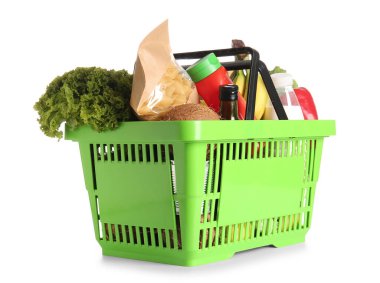 Farklı taze ürünlerle dolu yeşil alışveriş sepeti ve beyaz arka planda makarna