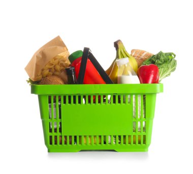Farklı taze ürünlerle dolu yeşil alışveriş sepeti ve beyaz arka planda makarna