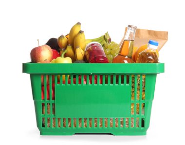 Farklı taze ürünlerle dolu yeşil alışveriş sepeti ve beyaz arka planda muzlar.
