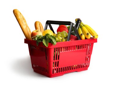 Kırmızı alışveriş sepeti farklı taze ürünler ve beyaz arka planda baget.