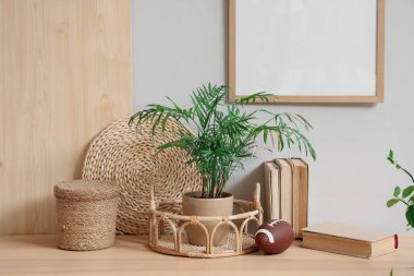 Çocuk odasındaki masada kitap ve oyuncak topla.