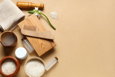 Doğal pirinç suyu, tahıl ve banyo malzemeleriyle renklendirilmiş kompozisyon