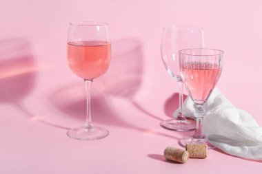 Pembe şarap gözlük