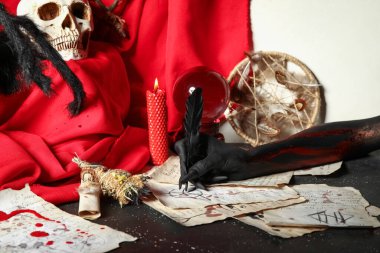 Sihirli özellikleri olan lanet cadı eli grunge black table 'a yazma büyüsü yapıyor. Cadılar Bayramı