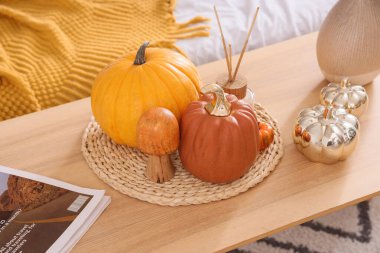 Balkabakları ve dergi sehpanın üzerinde, rahat yatak odasında, yakın plan.