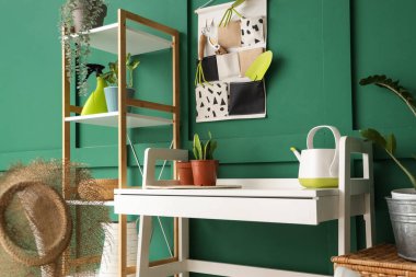 Bahçe aletleri, işyeri ve raf üniteli atölyenin içi