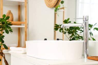 Modern lavabo ve havlu banyo çekmecesinde.