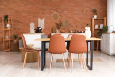 Modern mutfağın içi bulanık.