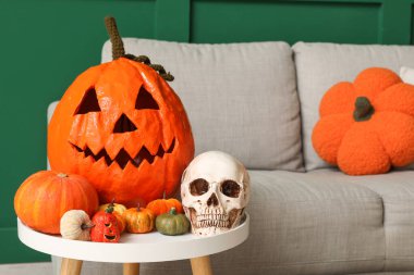 Cadılar Bayramı partisi için dekore edilmiş kanepesi ve sehpası olan şık bir oturma odası.