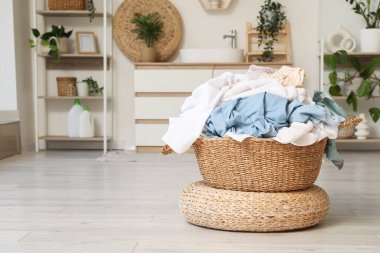 Çamaşır odasında kirli çamaşırlarla dolu bir sepet.