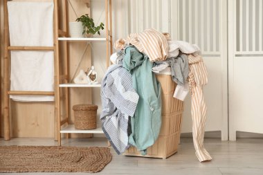 Çamaşır odasında kirli çamaşırlarla dolu sepet.