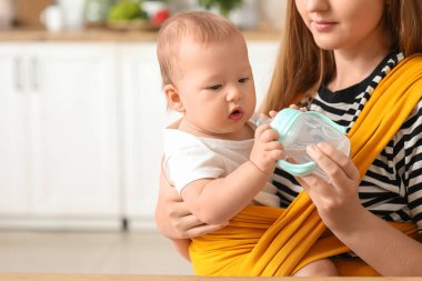 Genç anne mutfaktaki askıda içkiye para veriyor.