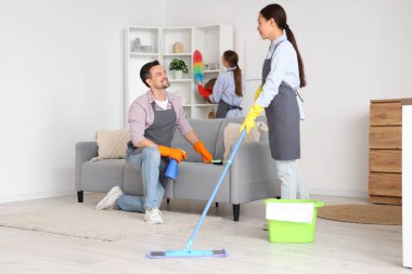 Genç hademeler odayı temizliyor.