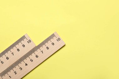 Sarı arka planda tahta cetveller