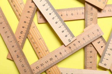 Sarı arka planda tahta cetveller