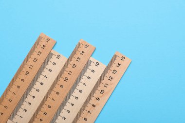 Mavi arkaplanda ahşap cetvel