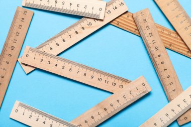 Mavi arkaplanda ahşap cetvel