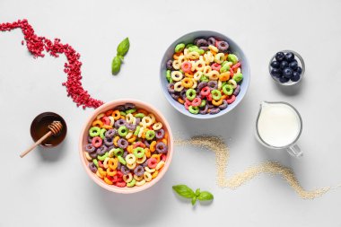 Mısır gevreği halkaları, süt ve meyveli lezzetli bir kahvaltı.