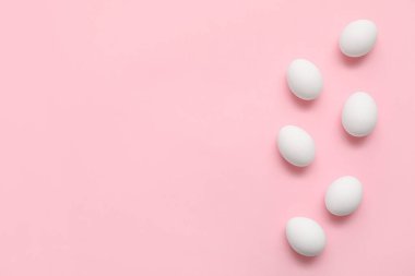 Pembe arka planda tavuk yumurtası