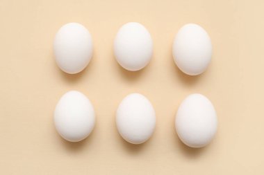 Bej arka planda tavuk yumurtası