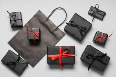 Beyaz arka planda alışveriş torbası ve hediye kutuları. Kara Cuma indirimi. Üst görünüm