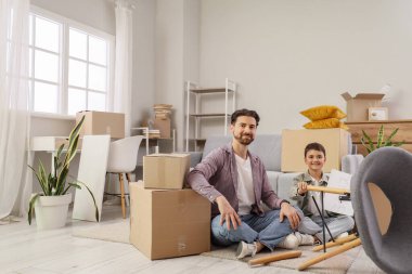 Baba ve küçük oğlu talimatlarla taşınma gününde koltukları toplayacaklar.