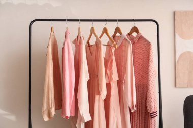 Beyaz arka planda farklı şık kıyafetlerle dizin