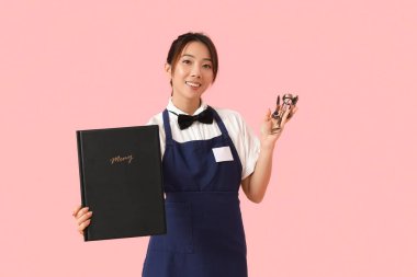 Menüsü ve pembe arka planında tirbuşonu olan genç Asyalı garson.