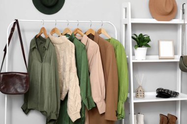 Soyunma odasının içinde giysi rafları ve raflar.